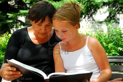 Grand-m-re-et-petite-fille-de-lire-un-livre